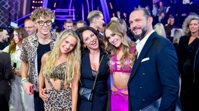 Kultowy "głos" "Tańca z gwiazdami" pojawił się na parkiecie. Kim jest lektor show? [FOTO]