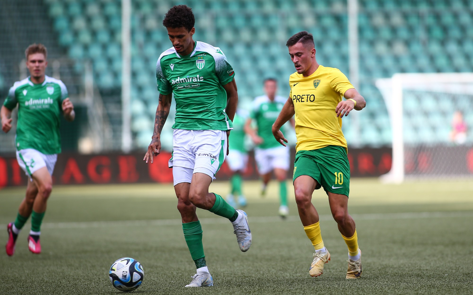 Sprava Adrián Kaprálik (Žilina) a Heitor (Levadia Tallinn) bojujú o loptu.
