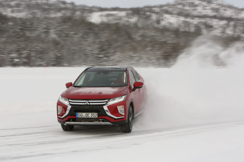 Mitsubishi Eclipse Cross - jak sobie radzi na lodzie?