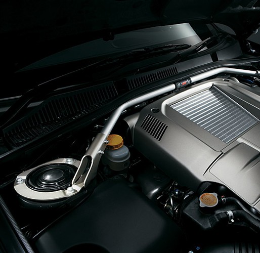 Rama wzmacniająca komorę silnika