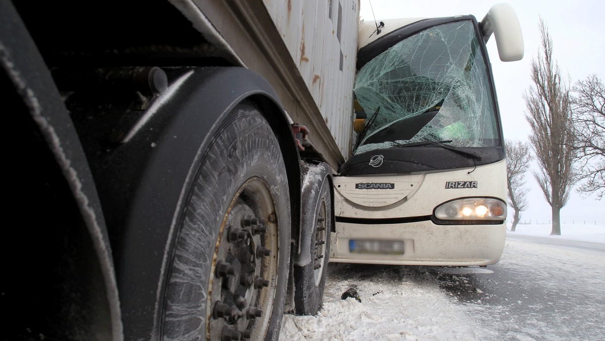 WIŚNIEWO WYPADEK AUTOBUS CIĘŻARÓWKA ZDERZENIE