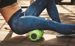 Rollowanie, czyli automasaż mięśni. Jak wykonać go prawidłowo?