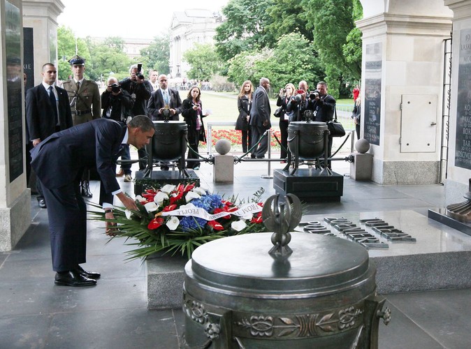 Prezydent USA poprawia wieniec na Grobie Nieznanego Żołnierza
