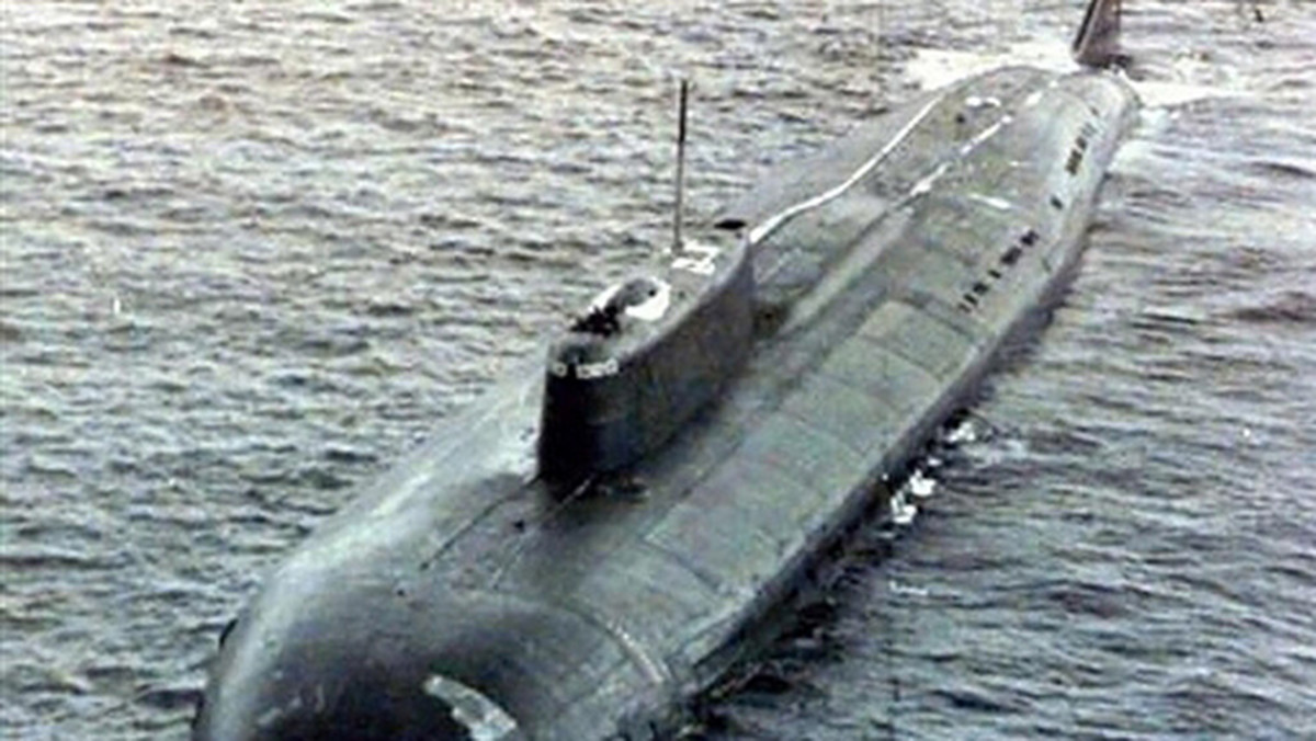 We wczorajszym wypadku rosyjskiej łodzi podwodnej na Oceanie Spokojnym zginęło ponad 20 osób. Kierownictwo rosyjskiej marynarki wojennej usiłuje teraz ustalić, co było przyczyną tragicznego wypadku — informuje serwis CNN.