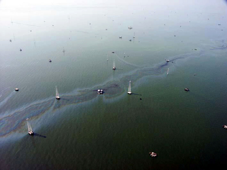 Plama ropy i szyby naftowe na jeziorze Maracaibo