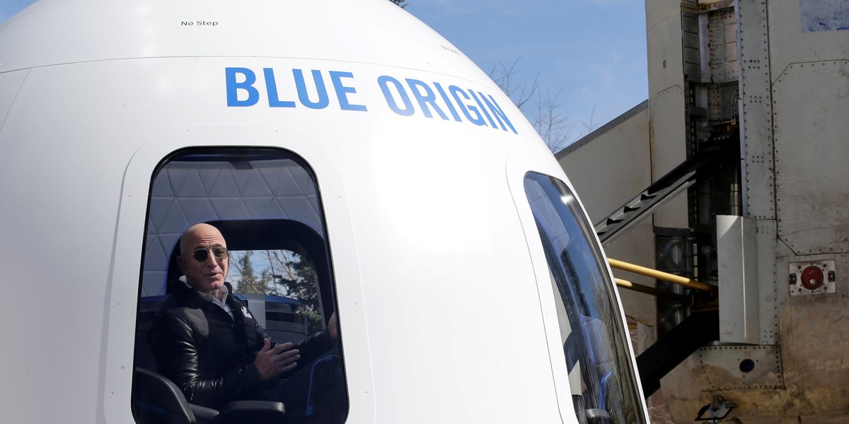 Jeff Bezos w kapsule statku New Shepard firmy Blue Origin