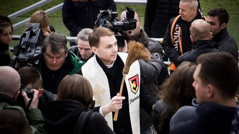 Ksiądz Andrzej Dębski, kapelan Jagiellonii Białystok, święci pokarmy na stadionie miejskim, marzec 2016 r.