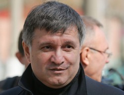 Skandal z udziałem szefa ukraińskiego MSW. Jaceniuk grozi mu palcem