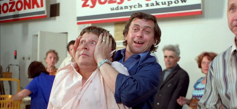 "Klient w krawacie jest...". QUIZ. Cytaty z kultowych filmów Stanisława Barei. Pamiętacie?