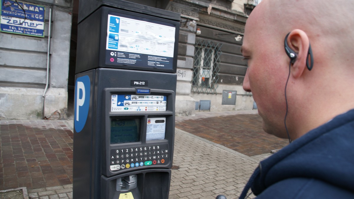 Władze miasta mają dość fikcyjnych meldunków w centrum miasta, które pozwalają parkować samochód za grosze w ścisłym centrum miasta. Urzędnicy rozpoczęli zmianę nad zasadami przyznawania parkingowych abonamentów dla mieszkańców. To nie wszystko. Magistrat przygotowuje także propozycję zmian w strefie płatnego parkowania. Chodzi o jej powiększenie.