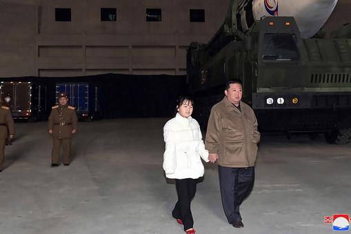 Kim Dzong Un z córką podczas inspekcji bazy rakietowej w Pjongjangu