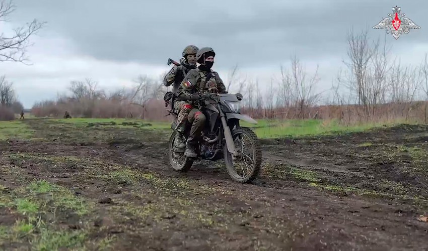 Ruski vojnici na motorima na obuci na nepoznatoj lokaciji 14. aprila