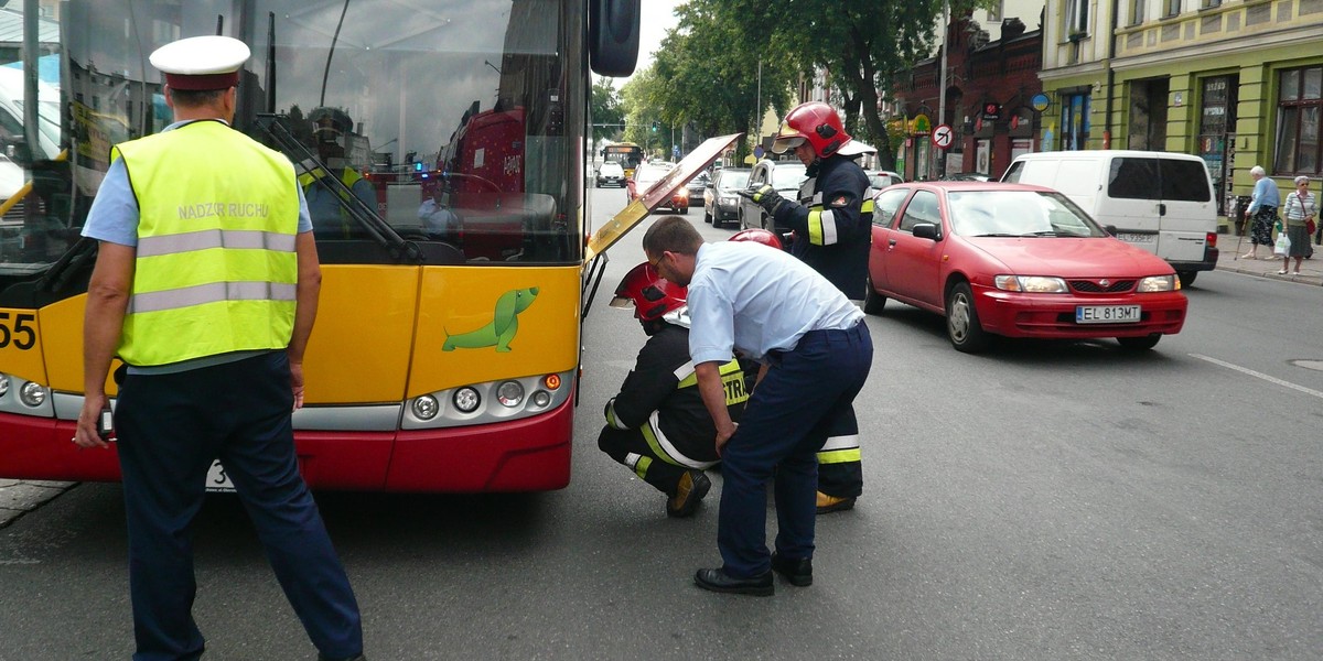 Smród w autobusie MPK w Łodzi. Straż pożarna i pogotowie w akcji. Policja szuka sprawców