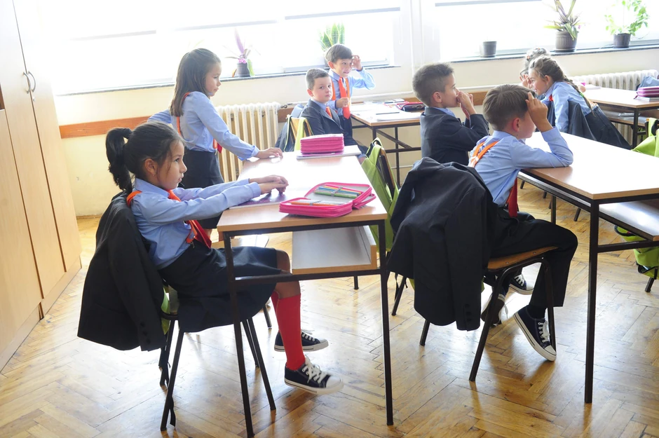 U obrazloženju peticije navode se razlozi zašto bi deca trebalo da nose uniforme