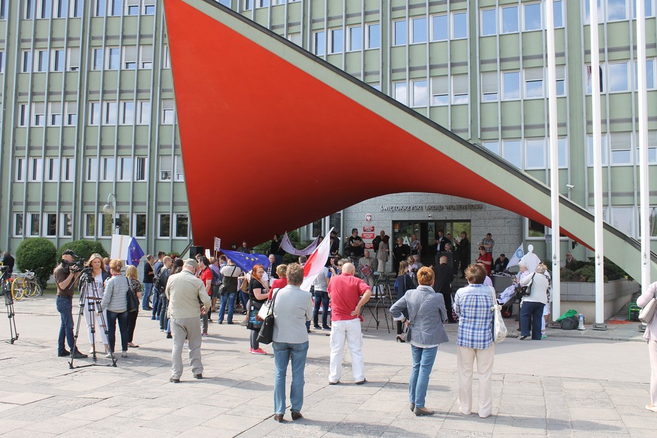 Manifestacje zwolenników i przeciwników prof. Chazana w Kielcach