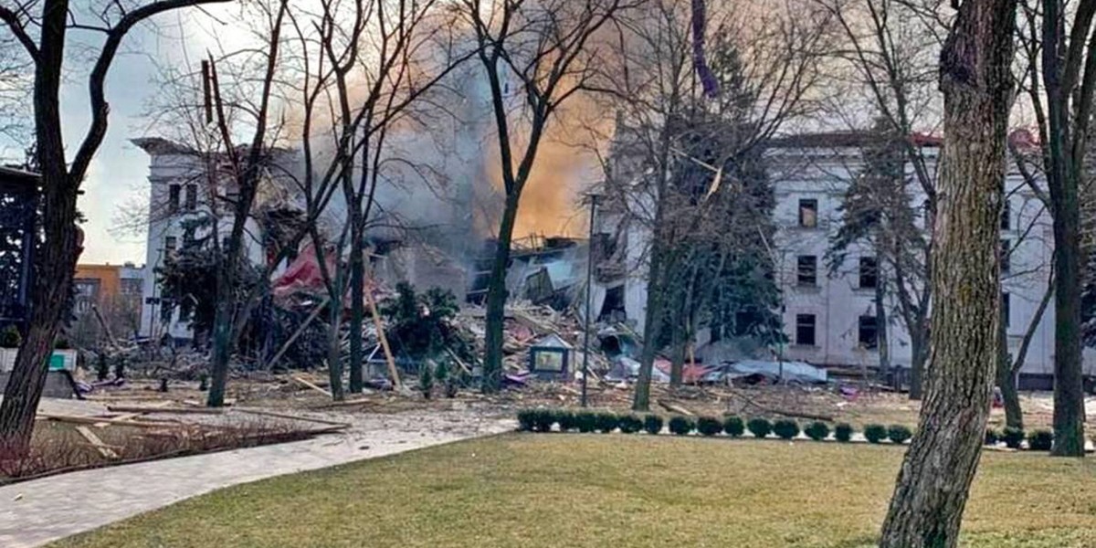 Pierwsza rocznica szokującej zbrodni wojennej. Zbombardowany teatr w Mariupolu.