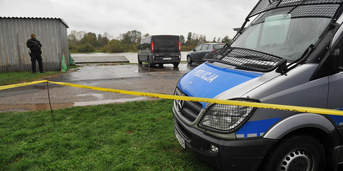 Zwłoki mężczyzny w samochodzie. Na miejsce wezwano pirotechników