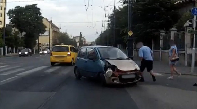 A Daewoo Matiz sofőrje a piroson hajtott át, baleset lett belőle Fotó: Bpiautosok.hu 