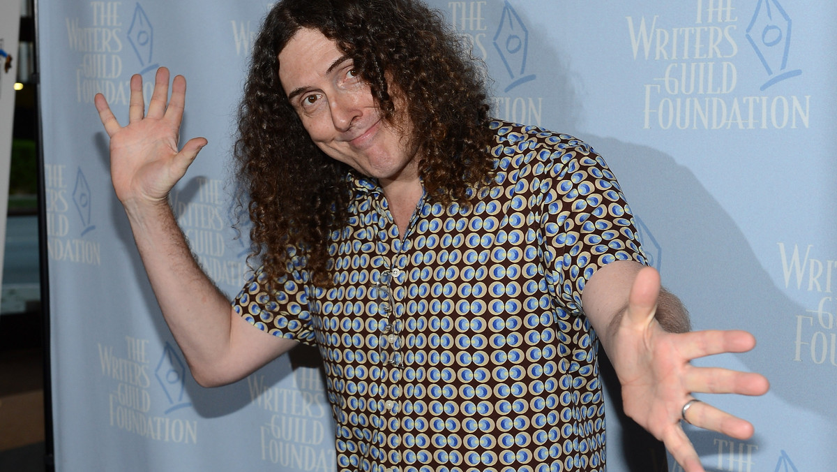 Weird Al Yankovich powraca! Najnowsza parodia autorstwa komika to "Tacky" - przeróbka piosenki i teledysku "Happy" Pharrella Williamsa. Czy Weird Al Yankovich znowu podbije internet? W klipie "Tacky" gościnnie pojawia się między innymi Jack Black.