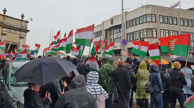 Mintegy félezren tiltakoztak a himnusztörvény ellen a magyar himnusz eléneklésével