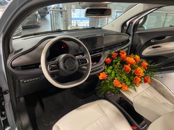 Nowy Fiat 500 już w Polsce! Pierwsza sztuka sprzedana, róże gratis