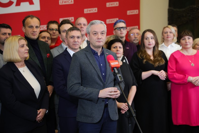 Współprzewodniczący Nowej Lewicy Robert Biedroń na konferencji w Warszawie