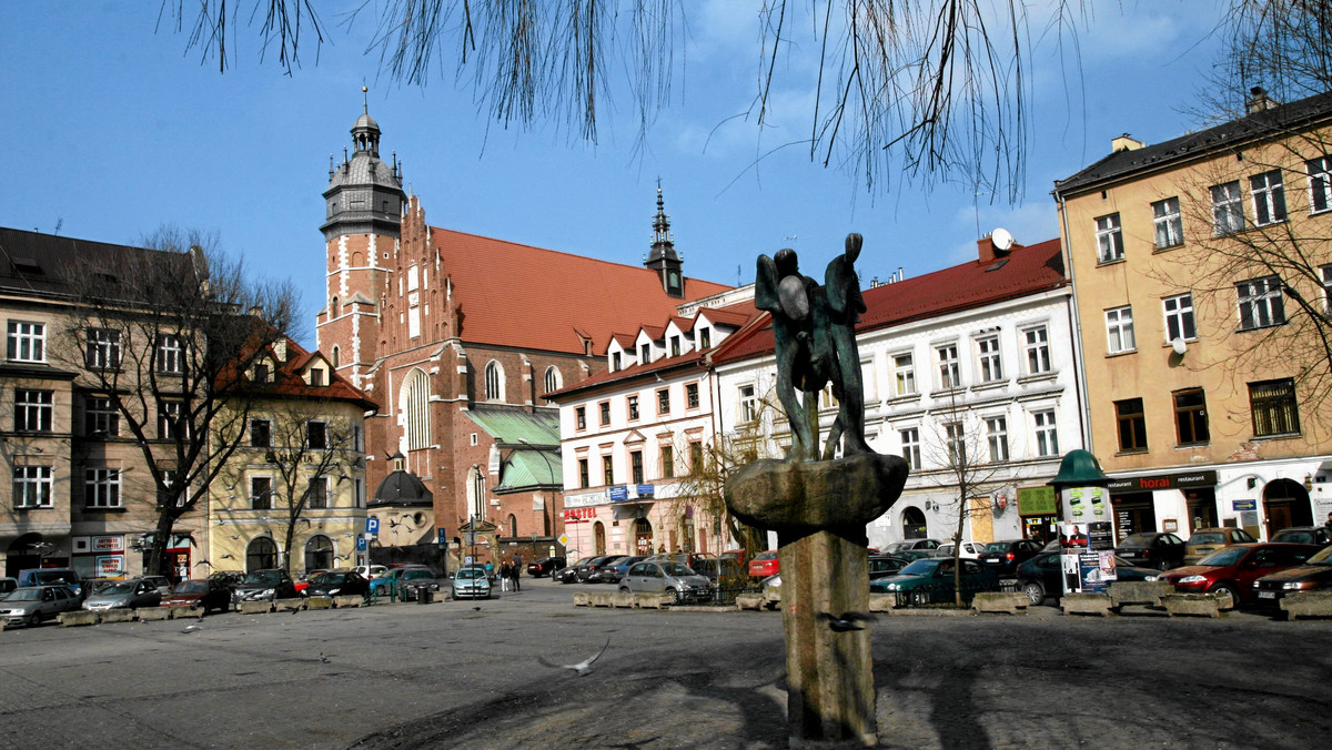 Plac Wolnica, na krakowskim Kazimierzu, może doczekać się modernizacji. Miejscy urzędnicy chcą zastąpić betonową powierzchnię drewnianymi deskami. Z pomysłem nie zgadzają się radni Dzielnicy I Stare Miasto, na terenie której znajduje się plac.