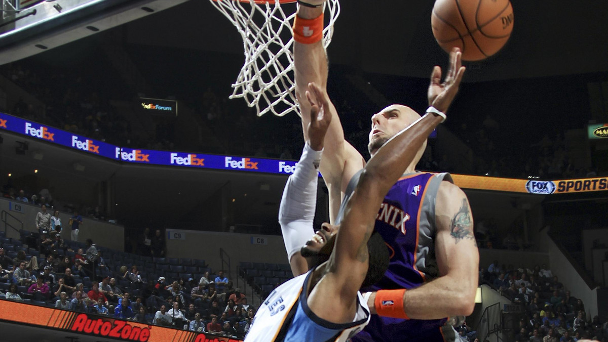 Trzecią z rzędu wygraną odnieśli koszykarze Phoenix Suns. Słońca na własnym parkiecie pokonały Atlanta Hawks 92:87. Bardzo niewielki udział w 21. wygranej swojego zespołu miał tym razem Marcin Gortat. Polak zakończył mecz z dorobkiem 2 punktów i 2 zbiórek.