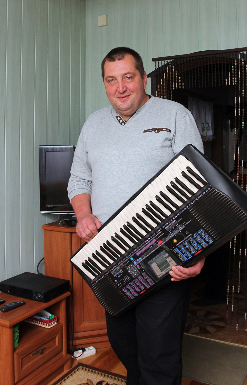 Adam Kraśko z elektronicznym pianinem