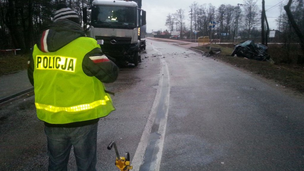 Do tragicznego wypadku doszło pod Ostrołęką na Mazowszu. Kierowca osobowego opla zginął po tym, jak w czasie jazdy na jego przednią szybę z dachu mijanej ciężarówki spadły bryły lodu. To spowodowało, że zjechał na przeciwny pas ruchu i zderzył się czołowo z tirem.