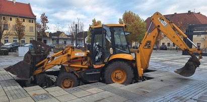 Wjechał koparką w fontanny w Drezdenku i utknął