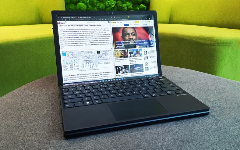 Asus Zenbook 17 Fold OLED (UX9702) w trybie laptopa z dołączoną bezprzewodową klawiaturą