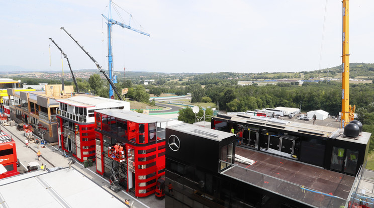 Szigorú óvintézkedések között épül fel az F1-es város a Magyar Nagydíjra /Fotó: Fuszek Gábor