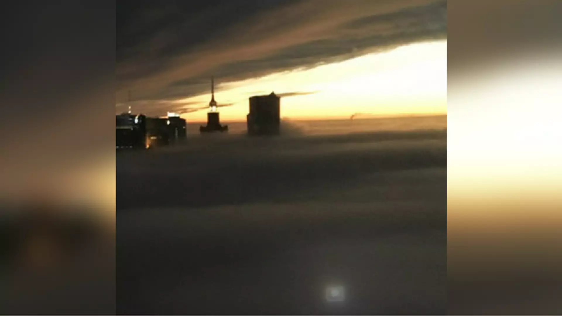 Mgła? Smog? Nieważne. Zobacz całą panoramę Warszawy, która wygląda tu jak miasto duchów