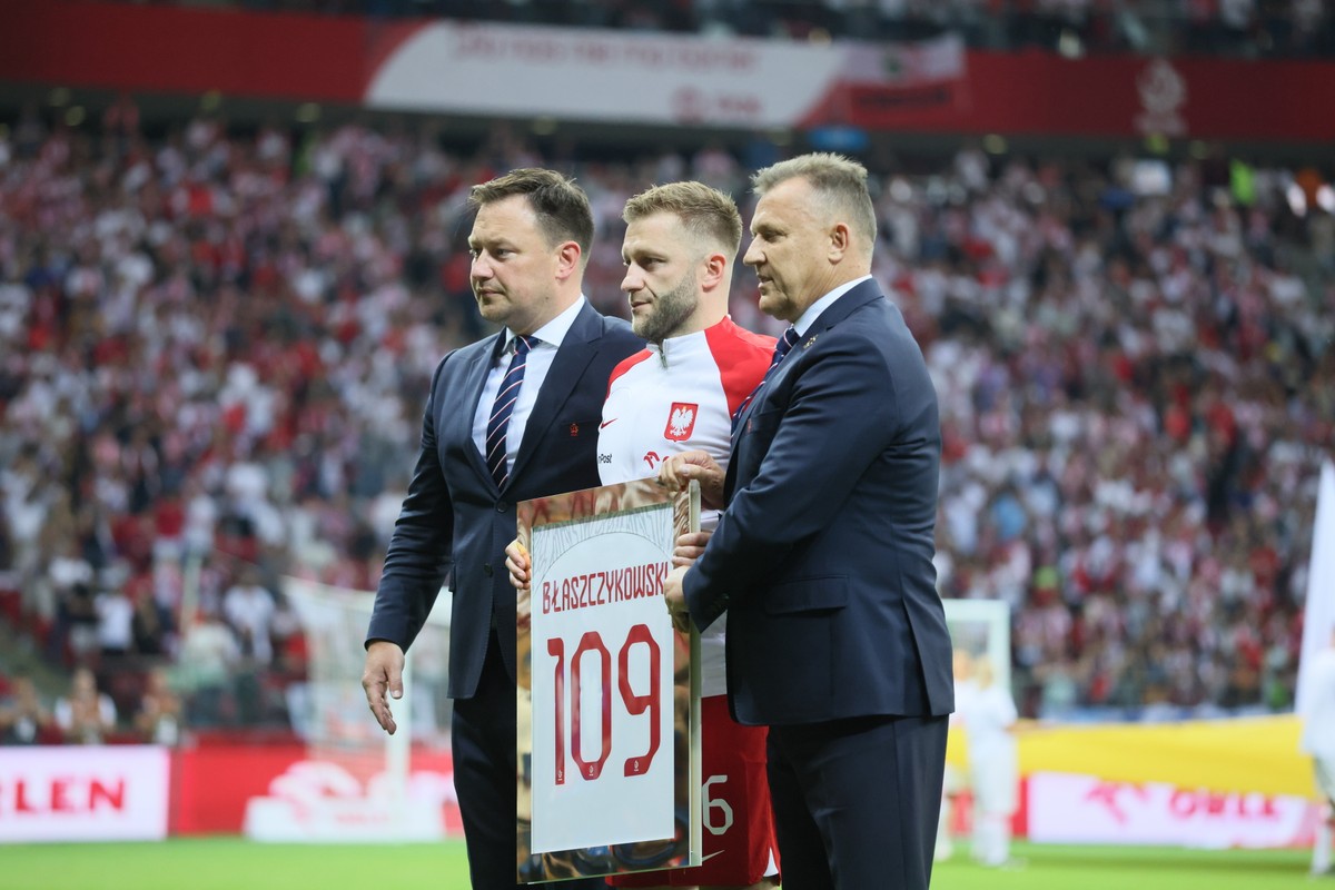 Wielokrotny reprezentant Polski Jakub Błaszczykowski (C) i prezes PZPN Cezary Kulesza (P) podczas towarzyskiego meczu z Niemcami, 16 bm. w Warszawie. Mecz ten jest 109-tym występem Błaszczykowskiego w reprezentacji i jednocześnie oficjalnym pożegnaniem piłkarza z kadrą narodową