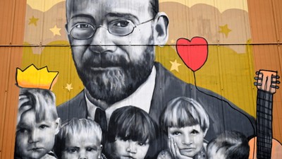 Rzeszów. Mural przedstawiający Janusza Korczaka w otoczeniu dzieci.