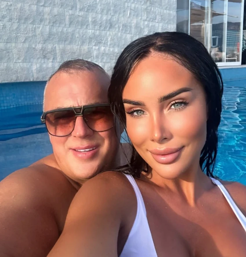 "I VI BISTE SILIKONE, ALI NEMATE PARA" Ćerka vatrene crnke (46) je UDATA ZA MILIONERA, a ona je najzgodnija baka u Srbiji: Na telu joj se ocrtava svaki mišić