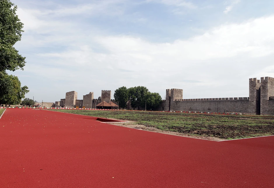 " Stadiona ovde neće biti, osim ponekad, kada će biti postavljane montažne tribine"