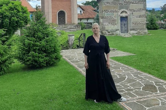 "SINU SU DALI NASLEDSTVO, PA NEK IM ON NOSI PREZIME, JA NEĆU" Poznata srpska voditeljka u emisiji burno reagovala na pomen porodice, a sad se oglasila besna: "Upravo nervni slom"