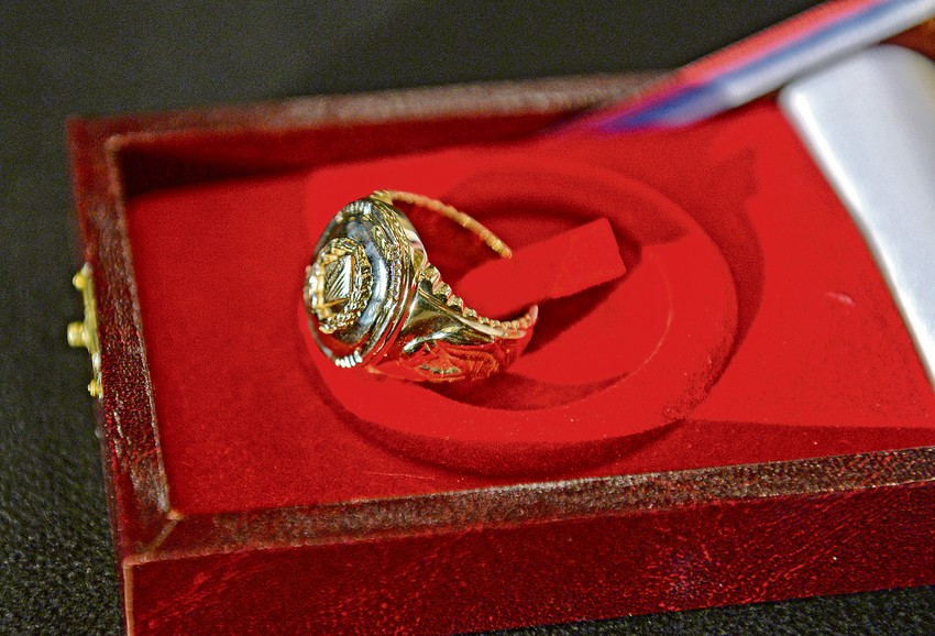 Tačno je ono što je rečeno da nije voleo ovakva okupljanja, naročito ne povodom svojih priznanja, govorio je da najradije blista svojim odsustvom, rekla nam je Lanetova ćerka Milica Gutović Maksimović