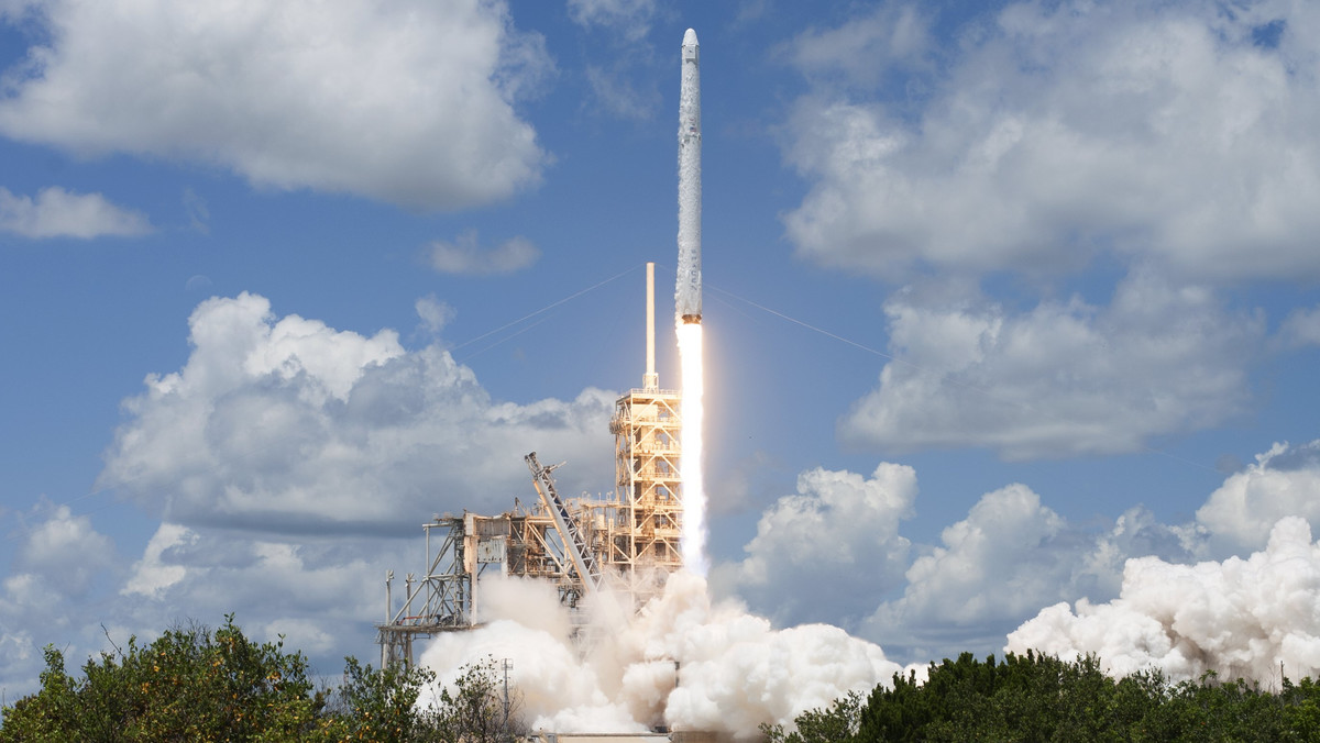 Bezzałogowy kosmiczny statek transportowy wielokrotnego użytku Dragon dotarł dziś do Międzynarodowej Stacji Kosmicznej (ISS), co jest ostatnią z 12 misji zaopatrzeniowych zrealizowanych przez prywatną firmę SpaceX w ramach jej obecnej umowy z NASA.