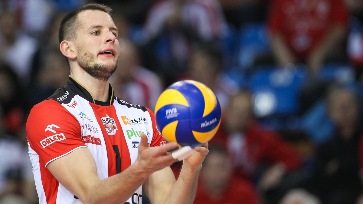 Asseco Resovia Rzeszów oficjalnie pożegnała się już z piątką zawodników: Nikołajem Penczewem, Julienem Lyneelem, Russellem Holmesem, Dominikiem Witczakiem i Bartoszem Kurkiem. Kto zastąpi na Podkarpaciu tego ostatniego, który był liderem drużyny w ostatnim sezonie?