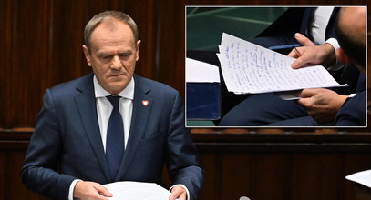 Tusk ściskał tę kartkę podczas exposé. Wiemy, co tam napisał!