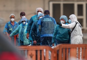 Putnici se iskrcavaju iz kruzera Hondijus u luci Granadilja na Tenerifima 10. maja