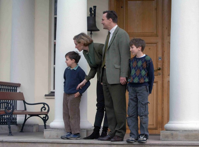 Zwyczaj zapraszania goszczących w kraju polityków do prywatnych posiadłości przywędrował do Europy ze Stanów zjednoczonych. Także w Polsce nie jest czymś nowym