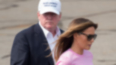 Melania Trump w różowym sweterku, białych spodniach i baletkach. Jak się wam podoba?