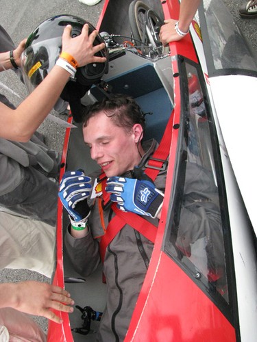 Kierowca prowadzi Kropelkę w pozycji leżącej.