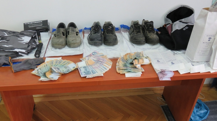 A házkutatás során megtalálták az elrabolt pénz egy részét /Fotó: Police.hu