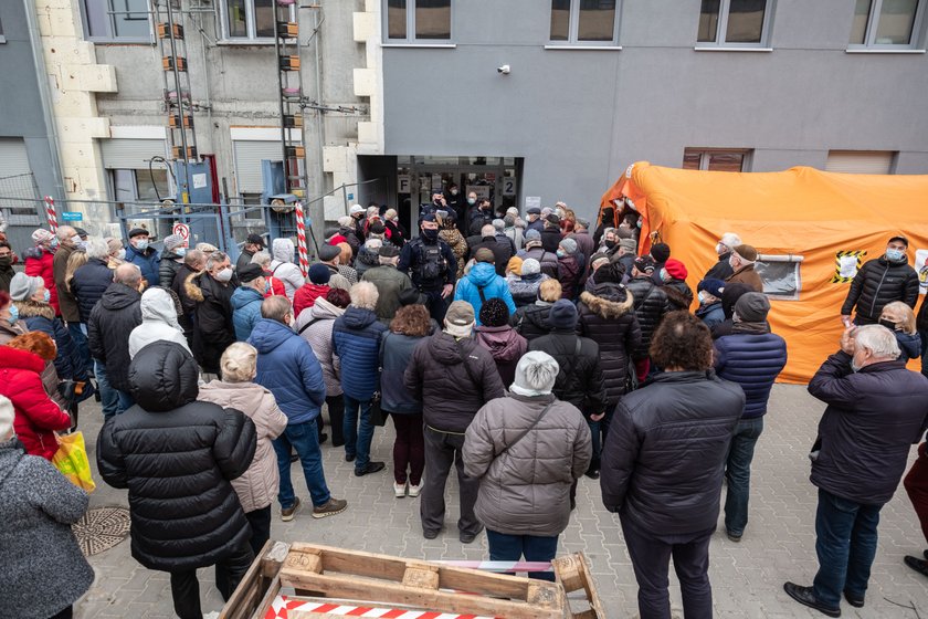 Policja pilnowała w Poznaniu kolejki do szczepień.