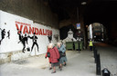 "Banksy Captured" - Steve Lazarides, były asystent streetartowca, publikuje zdjęcia z artystycznych kuluarów 